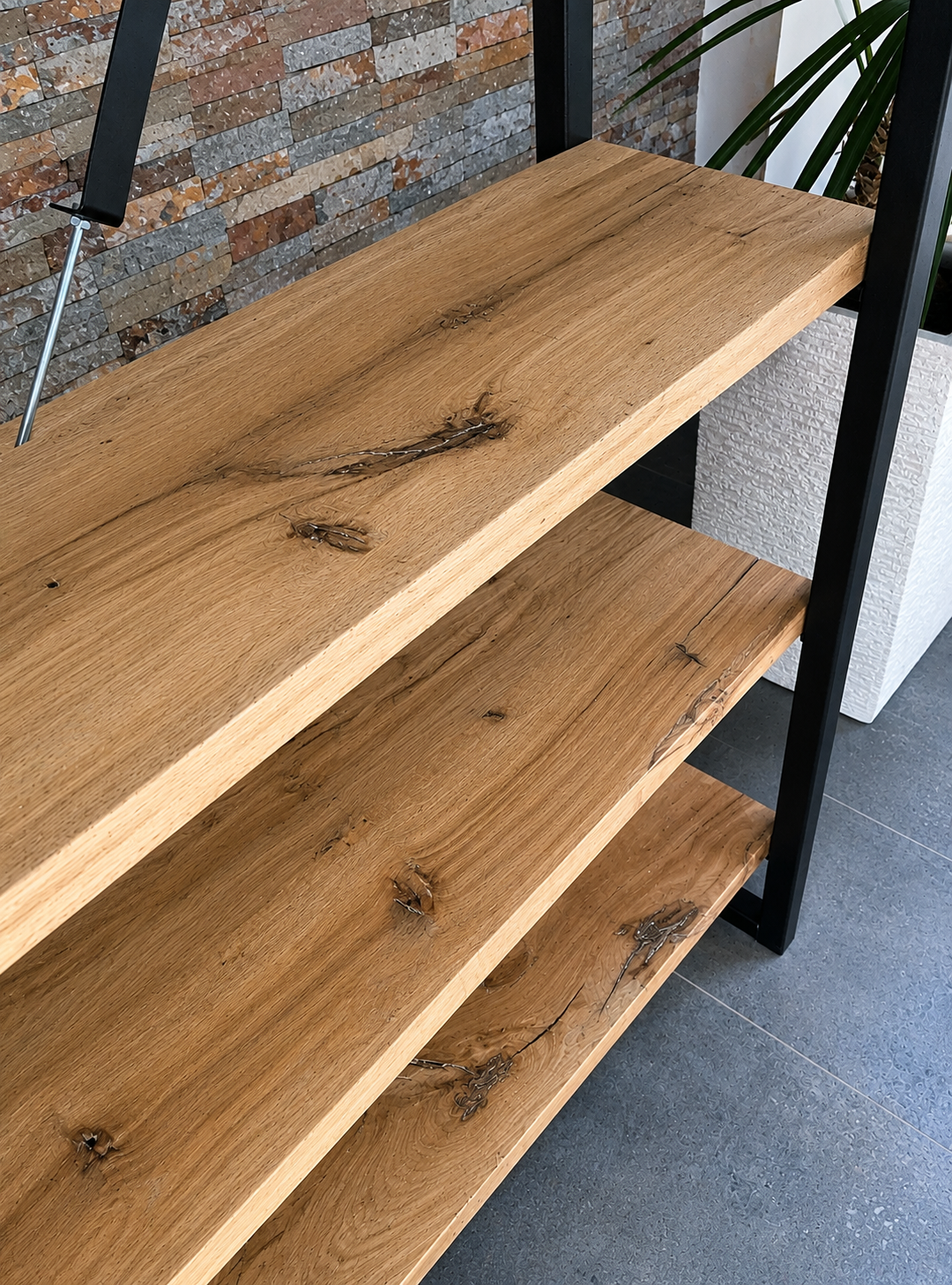Industrielles Bücherregal aus Eiche – Bild 2